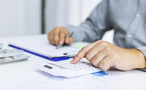 ?？诠镜刂纷兏那捌跍蕚?></p><h3>?？诠镜刂纷兏那捌跍蕚?/h3><p>在正式辦理地址變更前，企業(yè)需要做好充分準備。首先，要確認新的辦公地點符合工商注冊的相關規(guī)定，例如房產(chǎn)證或租賃合同是否合法有效。其次，企業(yè)內(nèi)部需完成董事會或股東會決議，明確公司變更注冊地址的決定。這些準備工作完成后，再按照規(guī)定準備所需材料，以便順利提交工商部門審批。</p><p>所需材料一般包括：</p><p>公司營業(yè)執(zhí)照正副本原件及復印件;</p><p>公司章程及修改后的章程文本;</p><p>股東會或董事會關于地址變更的決議;</p><p>新注冊地址的租賃合同或房產(chǎn)證明;</p><p>法定代表人身份證明。</p><p>提前準備這些材料，不僅可以節(jié)省辦理時間，還能減少因材料不全而被退回的風險，為順利完成?？诠镜刂纷兏鞒檀蛳禄A。</p><h3>?？诠镜刂纷兏木唧w流程</h3><p>第一步：工商局變更登記</p><p>企業(yè)需要向所在地市場監(jiān)督管理局提交變更申請，包括填寫《公司住所(地址)變更登記申請表》。提交材料后，工商局會進行審核，核對材料的真實性及合規(guī)性。審核通過后，企業(yè)將獲得新的營業(yè)執(zhí)照，新的注冊地址正式生效。</p><p>第二步：稅務局備案</p><p>獲得新的營業(yè)執(zhí)照后，企業(yè)需在規(guī)定時間內(nèi)到稅務機關進行地址變更備案。稅務局會核對企業(yè)納稅信息，并在系統(tǒng)中更新注冊地址，以保證稅務申報及發(fā)票開具的順利進行。</p><p>第三步：銀行及其他機構(gòu)更新信息</p><p>完成工商和稅務變更后，企業(yè)應及時通知開戶銀行和其他涉及企業(yè)信息的相關機構(gòu)，如社保、公積金、合同簽訂方等，更新公司地址信息。此步驟是避免資金流轉(zhuǎn)、合同履行及社保繳納出現(xiàn)問題的關鍵環(huán)節(jié)。<br><img src=