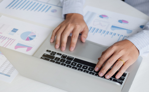 ?？诠咀源砟募液?></p><h3>判斷?？诠咀源砟募液玫暮诵臉藴?/h3><p>從實務經驗來看，判斷?？诠咀源砟募液茫梢詮囊韵聨讉€核心標準進行考量：</p><p>首先是機構資質是否正規(guī)。正規(guī)代理機構應具備合法經營資質，業(yè)務范圍明確，服務流程規(guī)范，這是選擇代理的基礎前提。</p><p>其次是是否熟悉?？诒镜卣?。不同地區(qū)在審核口徑和細節(jié)要求上存在差異，熟悉海口本地工商規(guī)則的代理機構，能夠有效避免因理解偏差導致的反復修改。</p><p>再次是服務內容是否清晰透明。在判斷?？诠咀源砟募液脮r，應重點關注服務是否明碼標價、是否包含后續(xù)事項，避免因服務范圍不清而產生額外成本。</p><p>最后是是否具備持續(xù)服務能力。公司注冊只是第一步，后續(xù)還涉及財務、稅務等事項，具備長期服務能力的代理機構，更有利于企業(yè)穩(wěn)定發(fā)展。</p><h3>選擇海口公司注冊代理時常見誤區(qū)</h3><p>在實際咨詢過程中，不少企業(yè)在選擇代理機構時容易陷入一些誤區(qū)：</p><p>一是只看價格高低。部分企業(yè)在比較?？诠咀源砟募液脮r，過于關注低價，忽視了服務質量，結果在后續(xù)環(huán)節(jié)產生更多隱性成本。</p><p>二是輕信過度承諾。如承諾“快速通過”“零風險”等表述，往往缺乏現(xiàn)實依據，企業(yè)需保持理性判斷。</p><p>三是忽視服務銜接。只關注注冊環(huán)節(jié)，而忽略后續(xù)財稅銜接，可能導致公司成立后經營管理不順暢。</p><p>正確認識這些誤區(qū)，有助于企業(yè)在選擇?？诠咀源頃r做出更穩(wěn)妥的決策。<br><img src=