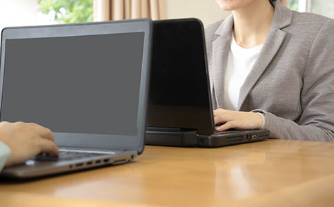 ?？谧怨玖鞒?></p><h3>準(zhǔn)備資料的注意事項</h3><p>1. 資料真實完整</p><p>所有提供的資料必須真實有效，信息不符可能導(dǎo)致注冊失敗或延誤審核。</p><p>2. 資料格式規(guī)范</p><p>身份證、房產(chǎn)證、租賃合同等需按照工商局要求提交原件或復(fù)印件加蓋公章。</p><p>3. 提前規(guī)劃注冊時間</p><p>不同資料準(zhǔn)備周期不同，例如租賃合同審批、行政許可獲取等可能需要數(shù)日到數(shù)周，提前規(guī)劃能提高注冊效率。</p><p>4. 法律及行業(yè)合規(guī)</p><p>注冊公司涉及的經(jīng)營范圍、注冊資本及特殊行業(yè)資質(zhì)需符合海口政策要求，否則可能影響審批。</p><h3>?？阢茣嬛ζ髽I(yè)高效注冊</h3><p>對于很多創(chuàng)業(yè)者而言，準(zhǔn)備注冊資料和辦理注冊流程可能復(fù)雜且耗時。選擇專業(yè)機構(gòu)如?？阢茣嬁梢源蟠蠛喕鞒?。?？阢茣嫇碛胸S富的注冊經(jīng)驗，熟悉海口工商局及稅務(wù)局的具體要求，能夠協(xié)助企業(yè)：</p><p>- 審核和優(yōu)化公司名稱，確保快速核準(zhǔn)</p><p>- 提供合規(guī)的注冊地址掛靠服務(wù)</p><p>- 完善股東信息及出資資料，確保注冊順利</p><p>- 協(xié)助制定規(guī)范的公司章程及經(jīng)營范圍</p><p>- 提供全流程指導(dǎo)，從資料準(zhǔn)備到工商注冊一站式服務(wù)</p><p>通過專業(yè)機構(gòu)代辦，企業(yè)不僅節(jié)省時間，還能避免因資料不全或操作失誤帶來的反復(fù)跑辦和延遲。</p><h3>總結(jié)</h3><p>總體來看，掌握“?？谧怨拘枰男┵Y料”是創(chuàng)業(yè)者順利注冊公司的第一步，包括公司名稱、注冊地址、股東信息、注冊資本、經(jīng)營范圍及其他行業(yè)相關(guān)資料。準(zhǔn)備齊全、規(guī)范、真實的資料能夠確保注冊流程順利，減少不必要的時間和成本。同時，借助專業(yè)機構(gòu)如?？阢茣嫞髽I(yè)可以獲得高效、可靠的注冊服務(wù)，從資料審核到工商登記全程輔導(dǎo)，為創(chuàng)業(yè)者節(jié)省寶貴時間，并確保注冊合規(guī)安全。</p><p>如果您正在籌備在海口注冊公司，不妨隨時咨詢海口泓灼會計，獲取一站式專業(yè)服務(wù)，讓公司注冊更輕松、更高效。</p><div   id=