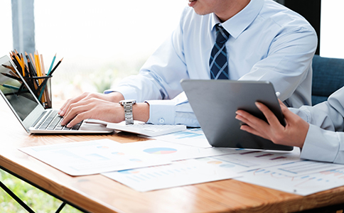 辦理?？诠咀?></p><h3>為什么建議選擇專業(yè)機(jī)構(gòu)辦理?？诠咀?/h3><p>隨著政策不斷更新，?？诠咀圆襟E的具體細(xì)節(jié)也會有所調(diào)整。專業(yè)機(jī)構(gòu)能夠根據(jù)最新政策，為創(chuàng)業(yè)者提供精準(zhǔn)指導(dǎo)。</p><p>選擇專業(yè)機(jī)構(gòu)辦理?？谧怨玖鞒?，通常具有以下優(yōu)勢：</p><p>1. 熟悉本地政策要求，避免材料反復(fù)修改</p><p>2. 全程代辦，節(jié)省時間成本</p><p>3. 提供注冊地址資源支持</p><p>4. 注冊完成后可銜接記賬報稅服務(wù)</p><p>5. 一對一顧問指導(dǎo)，避免操作失誤</p><p>在?？诒镜?，?？阢茣?jì)長期專注企業(yè)注冊及財務(wù)服務(wù)領(lǐng)域，熟悉?？诠咀圆襟E及各類行業(yè)審批流程，能夠?yàn)閯?chuàng)業(yè)者提供一站式解決方案。從名稱核準(zhǔn)到稅務(wù)報到，全流程專人跟進(jìn)，提高辦理效率。</p><h3>?？诠咀院蟮淖⒁馐马?xiàng)</h3><p>完成?？诠咀圆襟E后，還需關(guān)注以下事項(xiàng)：</p><p>1. 按時完成稅務(wù)申報</p><p>2. 保持注冊地址真實(shí)有效</p><p>3. 銀行賬戶規(guī)范使用</p><p>4. 按期年報公示</p><p>5. 規(guī)范經(jīng)營范圍</p><p>企業(yè)合規(guī)經(jīng)營，才能避免后續(xù)風(fēng)險。</p><h3>總結(jié)</h3><p>總體來看，?？诠咀圆襟E包括名稱核準(zhǔn)、提交資料、領(lǐng)取執(zhí)照、刻章備案、銀行開戶及稅務(wù)報到等多個環(huán)節(jié)。雖然流程相對標(biāo)準(zhǔn)化，但在實(shí)際操作中仍存在許多細(xì)節(jié)需要注意。熟悉?？诠咀圆襟E及?？诠咀匀鞒?，可以幫助創(chuàng)業(yè)者順利完成企業(yè)設(shè)立。</p><p>如果您正在籌備創(chuàng)業(yè)，或者對海口公司注冊步驟仍有疑問，建議在辦理前咨詢專業(yè)機(jī)構(gòu)。?？阢茣?jì)擁有豐富的實(shí)操經(jīng)驗(yàn)，能夠?yàn)槟峁I(yè)、高效、合規(guī)的注冊服務(wù)支持，幫助企業(yè)快速落地、穩(wěn)健發(fā)展。</p><p>如需了解具體辦理周期、費(fèi)用標(biāo)準(zhǔn)或注冊地址政策，歡迎隨時咨詢?？阢茣?jì)獲取專業(yè)指導(dǎo)。</p><div   id=