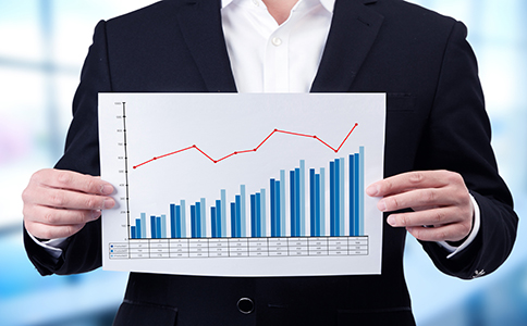 ?？谖锪鞴咀缘幕玖鞒?></p><h3>海口物流公司注冊的基本流程</h3><p>在了解?？谖锪鞴咀孕枰男l件和材料后，創(chuàng)業(yè)者還需要清楚具體辦理流程。整體來說，注冊物流公司通常需要經(jīng)過以下幾個步驟。</p><p>第一步是企業(yè)名稱核準。創(chuàng)業(yè)者需要在工商系統(tǒng)中提交企業(yè)名稱申請，通過審核后才能進入下一步注冊流程。</p><p>第二步是提交工商注冊申請。包括填寫企業(yè)基本信息、股東信息、注冊資本以及經(jīng)營范圍等內(nèi)容，并上傳相關材料。</p><p>第三步是領取營業(yè)執(zhí)照。當工商審核通過后，企業(yè)即可領取營業(yè)執(zhí)照，這標志著公司正式成立。</p><p>第四步是刻制公司印章。企業(yè)需要刻制公章、財務章、法人章等印章，并完成備案。</p><p>第五步是銀行開戶。公司成立后需要開設對公賬戶，用于企業(yè)日常資金往來和經(jīng)營活動。</p><p>第六步是稅務登記。企業(yè)需要到稅務部門進行登記，后續(xù)按照規(guī)定進行記賬和申報。</p><p>如果企業(yè)涉及道路運輸業(yè)務，還需要申請相關運輸許可。這也是很多創(chuàng)業(yè)者在了解?？谖锪鞴咀孕枰男l件時需要重點關注的一環(huán)。</p><h3>?？谖锪鞴咀孕枰⒁饽男﹩栴}</h3><p>在實際辦理過程中，除了了解海口物流公司注冊需要哪些條件外，還有一些細節(jié)問題需要特別注意。</p><p>首先是經(jīng)營范圍填寫。物流公司的經(jīng)營范圍應根據(jù)未來業(yè)務規(guī)劃合理填寫，避免過于狹窄影響后期業(yè)務發(fā)展。</p><p>其次是注冊地址合規(guī)問題。注冊地址必須真實有效，并符合工商部門要求，否則可能影響企業(yè)注冊審核。</p><p>再次是行業(yè)許可問題。如果企業(yè)涉及運輸車輛運營，往往需要申請道路運輸相關許可，因此需要提前了解辦理條件和流程。</p><p>此外，企業(yè)成立后還需要按規(guī)定進行財務管理和記賬報稅，這是企業(yè)合規(guī)經(jīng)營的重要內(nèi)容。許多創(chuàng)業(yè)者會選擇專業(yè)機構進行財務服務，從而節(jié)省時間和管理成本。</p><p>因此，在準備注冊企業(yè)之前，全面了解?？谖锪鞴咀孕枰男l件，并提前規(guī)劃注冊流程，可以有效減少辦理過程中的問題。</p><h3>總結</h3><p>總體來看，創(chuàng)業(yè)者在注冊企業(yè)前，需要充分了解海口物流公司注冊需要哪些條件，包括公司名稱、注冊地址、股東結構、注冊資本以及相關行業(yè)許可等方面。同時還需要準備齊全的注冊材料，并按照企業(yè)名稱核準、工商注冊、領取營業(yè)執(zhí)照、刻章、銀行開戶以及稅務登記等步驟完成公司注冊流程。</p><p>對于很多創(chuàng)業(yè)者來說，如果缺乏經(jīng)驗，辦理過程可能會比較復雜。因此，選擇專業(yè)服務機構可以有效提升辦理效率。如果您正在了解?？谖锪鞴咀孕枰男l件、注冊流程以及相關材料問題，可以隨時咨詢海口泓灼會計。海口泓灼會計擁有豐富的企業(yè)服務經(jīng)驗，可為創(chuàng)業(yè)者提供公司注冊、工商辦理以及財務服務等專業(yè)支持，幫助企業(yè)順利完成注冊并快速開展經(jīng)營。</p><div   id=