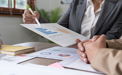 ?？诠咀孕枰獪蕚涞牟牧?></p><h3>?？诠咀孕枰獪蕚涞牟牧?/h3><p>在辦理?？诠咀粤鞒虝r，準備齊全的材料是非常重要的一步。材料準備不充分往往會影響注冊進度，因此創(chuàng)業(yè)者需要提前準備好相關(guān)資料。</p><p>首先是公司名稱。建議準備多個備選名稱，以提高核名通過率。</p><p>其次是法人及股東身份證明。企業(yè)法人和股東需要提供有效身份證件，并填寫相關(guān)信息。</p><p>第三是注冊地址證明。注冊公司需要有合法的注冊地址，可以是商業(yè)辦公地址或符合規(guī)定的注冊地址。</p><p>第四是公司章程。公司章程是企業(yè)運營的重要文件，需要明確公司經(jīng)營范圍、股東比例以及公司管理制度等內(nèi)容。</p><p>第五是經(jīng)營范圍。企業(yè)在填寫經(jīng)營范圍時，需要結(jié)合自身業(yè)務發(fā)展方向進行合理規(guī)劃。</p><p>在準備好以上材料后，再按照?？诠咀粤鞒踢M行申請，通常可以順利完成注冊手續(xù)。</p><h3>?？诠咀再M用及注意事項</h3><p>在了解?？诠咀粤鞒痰耐瑫r，創(chuàng)業(yè)者也需要關(guān)注注冊過程中涉及的費用以及注意事項。一般來說，公司注冊費用主要包括刻章費用、銀行開戶費用以及部分行政費用等。</p><p>雖然公司注冊整體費用并不算高，但創(chuàng)業(yè)者在注冊時仍然需要注意一些關(guān)鍵問題。</p><p>首先是注冊地址問題。注冊地址必須真實有效，否則可能影響企業(yè)后續(xù)經(jīng)營。</p><p>其次是經(jīng)營范圍填寫。經(jīng)營范圍需要與企業(yè)實際業(yè)務相匹配，避免后期需要頻繁變更。</p><p>再次是公司類型選擇。不同類型的公司在管理結(jié)構(gòu)和經(jīng)營方式上有所不同，創(chuàng)業(yè)者需要根據(jù)實際情況進行選擇。</p><p>此外，對于不熟悉注冊流程的創(chuàng)業(yè)者來說，辦理?？诠咀粤鞒虝r可能會遇到各種細節(jié)問題，例如材料填寫、流程辦理以及時間安排等。如果準備不足，可能會增加辦理難度。</p><p>因此，很多企業(yè)會選擇專業(yè)機構(gòu)協(xié)助辦理注冊手續(xù)，這樣不僅可以節(jié)省時間，也能夠減少辦理過程中的風險。</p><h3>總結(jié)</h3><p>總體來看，完整的?？诠咀粤鞒讨饕ü久Q核準、提交注冊申請、工商審核、領(lǐng)取營業(yè)執(zhí)照、刻章備案、銀行開戶以及稅務登記等步驟。只要提前準備好相關(guān)材料，并按照規(guī)范流程進行辦理，大多數(shù)企業(yè)都可以順利完成注冊。</p><p>對于初次創(chuàng)業(yè)的投資者來說，了解清楚海口公司注冊流程可以幫助企業(yè)更高效地完成注冊手續(xù)，同時避免在辦理過程中出現(xiàn)不必要的問題。合理規(guī)劃注冊流程，也能夠讓企業(yè)更快進入經(jīng)營階段。</p><p>如果創(chuàng)業(yè)者對海口公司注冊流程仍然存在疑問，或者希望更加高效地完成公司注冊手續(xù)，可以隨時咨詢海口泓灼會計。專業(yè)團隊能夠提供公司注冊、工商代辦以及企業(yè)服務等支持，幫助企業(yè)順利完成注冊流程，讓創(chuàng)業(yè)之路更加順暢。</p><div   id=