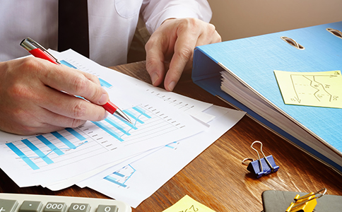 ?？谧哉袠舜砉玖鞒?></p><h3>?？谧哉袠舜砉玖鞒淘斀?/h3><p>在實際操作中，?？谌绾巫哉袠舜砉局饕ㄒ韵聨讉€核心流程。首先是公司名稱核準，需要準備多個備選名稱，通過工商系統(tǒng)進行核名，確保名稱符合規(guī)范且未被占用。其次是提交注冊資料，包括公司章程、股東信息、注冊地址證明等材料，提交至市場監(jiān)督管理部門審核。</p><p>審核通過后，企業(yè)即可領(lǐng)取營業(yè)執(zhí)照。隨后需要完成刻章備案，包括公章、財務(wù)章、法人章等，這是公司開展業(yè)務(wù)的基礎(chǔ)環(huán)節(jié)。接下來還需辦理銀行開戶和稅務(wù)登記，以確保企業(yè)具備正常經(jīng)營資格。</p><p>需要注意的是，招標代理公司通常還涉及相關(guān)行業(yè)資質(zhì)申請，因此在完成工商注冊后，還需根據(jù)業(yè)務(wù)范圍申請相應(yīng)資質(zhì)。這也是理解“?？谌绾巫哉袠舜砉尽边^程中不可忽視的一環(huán)。</p><h3>?？谡袠舜砉咀詶l件及要求</h3><p>在了解?？谌绾巫哉袠舜砉緯r，還需要重點關(guān)注注冊條件。首先，公司必須具備合法的經(jīng)營主體資格，通常以有限責任公司形式設(shè)立。其次，對人員有一定要求，需具備一定數(shù)量的專業(yè)人員，如熟悉招投標業(yè)務(wù)流程的從業(yè)人員。</p><p>此外，注冊地址必須真實有效，能夠提供合法的地址證明材料。在資金方面，目前注冊資本已實行認繳制，但仍建議根據(jù)實際經(jīng)營需要合理填寫，以增強企業(yè)信譽。</p><p>對于部分涉及工程建設(shè)項目的招標代理業(yè)務(wù)，還可能涉及更高的資質(zhì)要求，因此企業(yè)在注冊前應(yīng)做好規(guī)劃，確保后續(xù)業(yè)務(wù)順利開展。<br><img src=