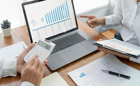 ?？诠咀缘刂返囊?></p><h3>?？诠咀缘刂返囊?政策詳解)</h3><p>關(guān)于?？诠咀缘刂酚惺裁匆?，主要體現(xiàn)在以下幾個方面：</p><p>1. 必須為真實有效地址</p><p>?？谧怨颈仨毺峁┱鎸嵈嬖诘牡刂?，工商部門會進行抽查核實。如果地址虛假，將被列入經(jīng)營異常名錄。</p><p>2. 需具備合法產(chǎn)權(quán)證明</p><p>注冊地址應(yīng)提供房產(chǎn)證復(fù)印件或租賃合同等材料，用于證明地址合法性。</p><p>3. 用途需符合商業(yè)登記要求</p><p>一般要求為商業(yè)用途地址，如寫字樓、商鋪等。如果使用住宅地址，需要符合當(dāng)?shù)卣?，并取得相關(guān)證明。</p><p>4. 一址多照需符合規(guī)定</p><p>在?？诓糠謪^(qū)域允許“一址多照”，但需滿足條件，如面積、行業(yè)限制等。</p><p>5. 地址需可接受工商及稅務(wù)信函</p><p>注冊地址必須能夠接收工商局及稅務(wù)局寄送的信件，否則會影響企業(yè)正常經(jīng)營。</p><p>因此，企業(yè)在注冊前一定要充分了解?？诠咀缘刂酚惺裁匆?，避免因地址問題導(dǎo)致注冊失敗或后期風(fēng)險。</p><h3>?？诠咀缘刂奉愋图斑x擇建議</h3><p>了解了海口公司注冊地址有什么要求后，企業(yè)還需要選擇合適的注冊地址類型，常見類型包括：</p><p>1. 實際辦公地址</p><p>即公司實際經(jīng)營辦公地點，適用于有固定辦公場所的企業(yè)，穩(wěn)定性強。</p><p>2. 商用寫字樓地址</p><p>這是最常見的注冊地址類型，符合工商要求，適用于大多數(shù)行業(yè)。</p><p>3. 集中辦公區(qū)或園區(qū)地址</p><p>海口部分園區(qū)提供集中注冊地址服務(wù)，適合初創(chuàng)企業(yè)，費用較低，還可能享受政策優(yōu)惠。</p><p>4. 掛靠地址(虛擬地址)</p><p>部分創(chuàng)業(yè)者會選擇代理機構(gòu)提供的掛靠地址，這種方式成本較低，但必須確保合法合規(guī)。</p><p>在選擇時，應(yīng)結(jié)合企業(yè)實際情況，確保所選地址符合?？诠咀缘刂酚惺裁匆?，同時兼顧成本與穩(wěn)定性。<br><img src=