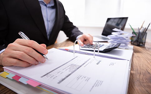 ?？谧稍児咀运璨牧?></p><h3>?？谧稍児咀运璨牧?/h3><p>在滿足海口咨詢公司注冊條件的基礎(chǔ)上，還需準(zhǔn)備以下材料：</p><p>1. 公司名稱預(yù)先核準(zhǔn)通知書</p><p>2. 法人及股東身份證復(fù)印件</p><p>3. 公司章程</p><p>4. 注冊地址證明(租賃合同或產(chǎn)權(quán)證明)</p><p>5. 經(jīng)營范圍說明</p><p>6. 設(shè)立登記申請表</p><p>材料準(zhǔn)備的完整性直接影響辦理效率，建議提前整理齊全。</p><h3>?？谧稍児咀宰⒁馐马?xiàng)</h3><p>在實(shí)際辦理過程中，圍繞?？谧稍児咀詶l件，還需特別注意以下幾點(diǎn)：</p><p>1. 名稱核名通過率問題</p><p>建議避免使用過于通用或熱門詞匯，提高核名成功率。</p><p>2. 注冊地址合規(guī)性</p><p>地址必須真實(shí)有效，避免后期被列入異常經(jīng)營名錄。</p><p>3. 經(jīng)營范圍填寫規(guī)范</p><p>建議參考同行業(yè)公司或官方標(biāo)準(zhǔn)，避免影響后續(xù)經(jīng)營。</p><p>4. 稅務(wù)登記及時辦理</p><p>公司成立后需按時完成稅務(wù)登記及申報，避免罰款。</p><p>5. 合理規(guī)劃注冊資本</p><p>注冊資本過高或過低都可能帶來經(jīng)營風(fēng)險。</p><p>這些細(xì)節(jié)問題往往是很多創(chuàng)業(yè)者忽視的重點(diǎn)。</p><h3>選擇代辦機(jī)構(gòu)的優(yōu)勢分析</h3><p>對于不熟悉流程的創(chuàng)業(yè)者來說，通過專業(yè)機(jī)構(gòu)辦理更為高效。在滿足?？谧稍児咀詶l件的前提下，選擇代辦服務(wù)具有明顯優(yōu)勢：</p><p>1. 節(jié)省時間成本：無需反復(fù)跑窗口，提高效率</p><p>2. 降低出錯風(fēng)險：專業(yè)人員指導(dǎo)，避免材料錯誤</p><p>3. 流程更順暢：熟悉政策，辦理更快捷</p><p>4. 后續(xù)服務(wù)完善：可提供記賬、變更等一站式服務(wù)</p><p>因此，越來越多創(chuàng)業(yè)者選擇專業(yè)機(jī)構(gòu)協(xié)助辦理。</p><h3>總結(jié)</h3><p>總體來看，掌握?？谧稍児咀詶l件是順利創(chuàng)業(yè)的關(guān)鍵。從注冊要求、流程到材料準(zhǔn)備，每一個環(huán)節(jié)都需要認(rèn)真對待。通過合理規(guī)劃和專業(yè)指導(dǎo)，可以大幅提高注冊效率，避免不必要的風(fēng)險。</p><p>如果您正在準(zhǔn)備注冊咨詢公司，建議提前做好規(guī)劃，并結(jié)合自身實(shí)際需求進(jìn)行辦理。為了讓流程更加順暢、高效，推薦隨時咨詢?？阢茣?jì)，獲取專業(yè)的一對一注冊指導(dǎo)服務(wù)，助力企業(yè)快速落地發(fā)展。</p><div   id=