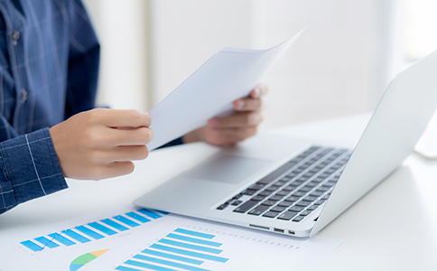 注冊?？诳毓捎邢薰舅璨牧?></p><h3>注冊?？诳毓捎邢薰舅璨牧?/h3><p>在辦理過程中，準(zhǔn)備齊全材料是順利注冊的重要保障。關(guān)于“?？诳毓捎邢薰镜淖砸蟆?，常見材料包括：</p><p>1. 法人及股東身份證明(身份證或營業(yè)執(zhí)照)</p><p>2. 公司章程(明確股權(quán)結(jié)構(gòu)及管理制度)</p><p>3. 注冊地址證明(租賃合同或產(chǎn)權(quán)證明)</p><p>4. 公司名稱預(yù)先核準(zhǔn)通知書</p><p>5. 出資信息及股權(quán)比例說明</p><p>此外，根據(jù)具體情況，可能還需補(bǔ)充其他材料。建議在提交前進(jìn)行全面核對，避免因資料不全影響進(jìn)度。</p><h3>辦理?？诳毓捎邢薰镜淖⒁馐马?xiàng)</h3><p>在實(shí)際操作中，理解“?？诳毓捎邢薰镜淖砸蟆边€需要注意以下關(guān)鍵問題：</p><p>1. 注冊資本填寫合理</p><p>建議結(jié)合行業(yè)特點(diǎn)及未來發(fā)展規(guī)劃填寫，既體現(xiàn)實(shí)力又避免風(fēng)險。</p><p>2. 控股結(jié)構(gòu)設(shè)計(jì)清晰</p><p>控股公司涉及股權(quán)架構(gòu)，應(yīng)提前規(guī)劃好控股比例及層級關(guān)系。</p><p>3. 經(jīng)營范圍規(guī)范填寫</p><p>避免過于寬泛或不符合政策要求，影響后續(xù)業(yè)務(wù)開展。</p><p>4. 地址合規(guī)性問題</p><p>注冊地址必須真實(shí)有效，避免因虛假地址被列入異常名錄。</p><p>5. 政策變化及時關(guān)注</p><p>海南自貿(mào)港政策持續(xù)更新，應(yīng)及時了解最新注冊要求及優(yōu)惠政策。</p><p>通過合理規(guī)避上述問題，可以更順利滿足“?？诳毓捎邢薰镜淖砸蟆?。</p><h3>總結(jié)</h3><p>總體來看，“?？诳毓捎邢薰镜淖砸蟆焙w注冊條件、流程、材料及注意事項(xiàng)等多個方面。只有在前期充分了解并做好規(guī)劃的基礎(chǔ)上，才能確保公司注冊過程順利推進(jìn)。同時，控股公司涉及股權(quán)結(jié)構(gòu)設(shè)計(jì)及后續(xù)運(yùn)營規(guī)劃，建議創(chuàng)業(yè)者在辦理過程中尋求專業(yè)機(jī)構(gòu)的支持。</p><p>如果您對海口控股有限公司的注冊要求仍有疑問，或希望高效完成公司注冊，建議隨時咨詢?？阢茣?jì)。專業(yè)團(tuán)隊(duì)可提供一站式代辦服務(wù)，從核名到領(lǐng)取執(zhí)照全程指導(dǎo)，幫助企業(yè)快速落地，穩(wěn)健發(fā)展。</p><div   id=