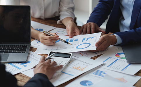 ?？谧酝赓Y公司的費用分析