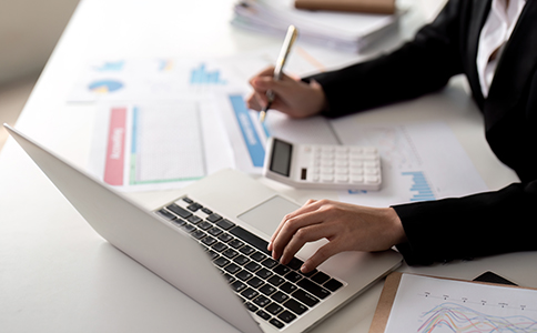 ?？诳萍加邢薰咀砸?></p><h3>海口科技有限公司注冊要求有哪些</h3><p>在實際辦理過程中，?？诳萍加邢薰咀砸笾饕w現(xiàn)在以下幾個方面：</p><p>1. 公司名稱要求</p><p>需符合工商核名規(guī)則，一般格式為：海口+字號+科技有限公司。建議準備3–5個備選名稱，提高核名通過率。</p><p>2. 注冊地址要求</p><p>必須提供真實有效的注冊地址，需為商業(yè)或辦公性質(zhì)地址。部分園區(qū)可提供掛靠地址，但需符合當?shù)卣摺?/p><p>3. 注冊資本要求</p><p>目前實行認繳制，無需實際驗資，但需根據(jù)公司業(yè)務合理填寫注冊資本，體現(xiàn)企業(yè)實力。</p><p>4. 股東及法人要求</p><p>至少一名股東及一名法人，年滿18周歲，具備完全民事行為能力，無嚴重失信記錄。</p><p>5. 經(jīng)營范圍要求</p><p>需明確科技類相關(guān)業(yè)務，如軟件開發(fā)、信息技術(shù)服務等，經(jīng)營范圍需規(guī)范填寫并符合行業(yè)規(guī)定。</p><p>綜合來看，?？诳萍加邢薰咀砸蟛⒉粡碗s，但細節(jié)規(guī)范尤為關(guān)鍵。</p><h3>?？诳萍加邢薰咀粤鞒淘斀?/h3><p>了解海口科技有限公司注冊要求后，還需掌握完整流程：</p><p>1. 公司名稱核準</p><p>通過市場監(jiān)督管理局系統(tǒng)提交名稱預審。</p><p>2. 提交注冊資料</p><p>在線填寫公司信息并上傳相關(guān)材料。</p><p>3. 領(lǐng)取營業(yè)執(zhí)照</p><p>審核通過后，可領(lǐng)取電子或紙質(zhì)營業(yè)執(zhí)照。</p><p>4. 刻章備案</p><p>刻制公章、財務章、法人章等，并進行備案。</p><p>5. 銀行開戶</p><p>選擇銀行開設公司基本賬戶。</p><p>6. 稅務登記</p><p>完成稅務報到，核定稅種，進入正常經(jīng)營狀態(tài)。</p><p>整個流程通常3–7個工作日即可完成，前提是符合海口科技有限公司注冊要求并材料齊全。<br><img src=