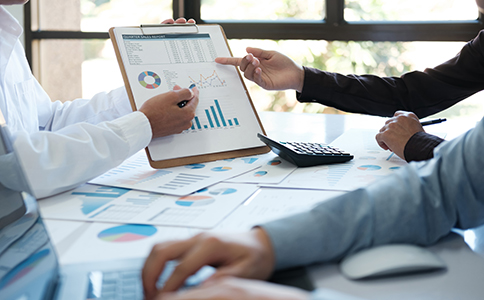 ?？谧怨咀⒁馐马?></p><h3>海口注冊公司注意事項</h3><p>在辦理過程中，了解注意事項同樣重要，這也是“?？谧怨拘枰男┦掷m(xù)和資料”之外的關鍵環(huán)節(jié)：</p><p>1. 注冊地址要求：需真實有效，可使用商用地址或園區(qū)地址</p><p>2. 經(jīng)營范圍填寫：建議規(guī)范填寫，避免后期頻繁變更</p><p>3. 注冊資本填寫：認繳制下不必過高，但需合理規(guī)劃</p><p>4. 股東結構設計：提前明確股權比例，避免后續(xù)糾紛</p><p>5. 稅務合規(guī)意識：公司成立后需按時報稅</p><p>這些細節(jié)往往直接影響公司后期運營與合規(guī)性。</p><h3>選擇專業(yè)代辦服務的優(yōu)勢</h3><p>對于初創(chuàng)者來說，了解“?？谧怨拘枰男┦掷m(xù)和資料”只是第一步，實際操作中仍可能遇到各種問題。選擇專業(yè)代辦機構具有明顯優(yōu)勢：</p><p>1. 節(jié)省時間成本：無需反復跑流程</p><p>2. 提高通過率：專業(yè)人員審核材料，避免駁回</p><p>3. 流程更高效：熟悉政策，快速推進辦理</p><p>4. 后續(xù)服務完善：可銜接記賬報稅等服務</p><p>尤其對于沒有經(jīng)驗的創(chuàng)業(yè)者，代辦服務能夠大大降低試錯成本。</p><h3>總結</h3><p>總體來看，“?？谧怨拘枰男┦掷m(xù)和資料”主要包括工商注冊流程、基礎材料準備以及后續(xù)稅務與銀行辦理等內容。只要提前準備好相關資料，并熟悉辦理步驟，注冊公司并不復雜。</p><p>如果您希望更加省心高效地完成注冊流程，建議在辦理過程中隨時咨詢?？阢茣?，獲取專業(yè)指導與一站式服務支持，助力企業(yè)快速落地與穩(wěn)健發(fā)展。</p><div   id=