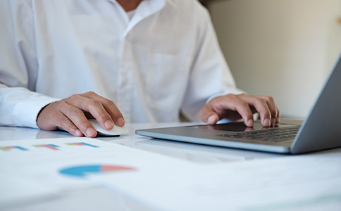 ?？谧怨玖鞒淘斀?></p><h3>?？谧怨玖鞒淘斀?/h3><p>在了解海口注冊公司流程和費(fèi)用之前，首先需要清晰掌握具體辦理步驟。一般來說，海口公司注冊主要包括以下幾個(gè)環(huán)節(jié)：</p><p>1. 公司名稱核準(zhǔn)</p><p>創(chuàng)業(yè)者需準(zhǔn)備3-5個(gè)公司名稱進(jìn)行核名，確保名稱不重復(fù)且符合規(guī)范。這是?？诠咀粤鞒痰牡谝徊?，也是非常關(guān)鍵的一環(huán)。</p><p>2. 提交注冊材料</p><p>核名通過后，需要準(zhǔn)備公司設(shè)立相關(guān)材料，包括股東信息、注冊資本、經(jīng)營范圍、注冊地址等內(nèi)容，并向相關(guān)部門提交申請。</p><p>3. 領(lǐng)取營業(yè)執(zhí)照</p><p>材料審核通過后，即可領(lǐng)取營業(yè)執(zhí)照，這標(biāo)志著公司正式成立。</p><p>4. 刻章備案</p><p>領(lǐng)取執(zhí)照后，需要進(jìn)行公章、財(cái)務(wù)章、法人章等印章的刻制，并進(jìn)行備案。</p><p>5. 銀行開戶</p><p>企業(yè)需開設(shè)對公賬戶，用于日常資金往來。</p><p>6. 稅務(wù)登記及報(bào)到</p><p>最后進(jìn)行稅務(wù)登記，完成企業(yè)的稅務(wù)報(bào)到流程。</p><p>整體來看，海口注冊公司流程和費(fèi)用是密切相關(guān)的，不同環(huán)節(jié)也會對應(yīng)不同成本支出。<br><img src=