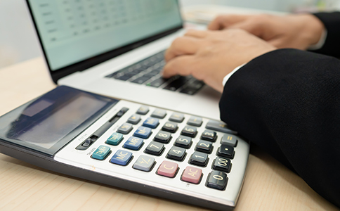 ?？诎脖９咀粤鞒探馕?></p><h3>海口安保公司注冊流程解析</h3><p>了解流程可以有效提升辦理效率。一般來說，海口安保公司注冊流程包括以下步驟：</p><p>第一步：公司名稱核準(zhǔn)。提交多個備選名稱，提高通過率。</p><p>第二步：準(zhǔn)備并提交注冊材料。包括前文提到的?？诎脖９咀孕枰淖C件及相關(guān)申請文件。</p><p>第三步：申請安保行業(yè)許可。向公安機(jī)關(guān)提交材料并接受審核。</p><p>第四步：工商登記。通過審核后，辦理營業(yè)執(zhí)照。</p><p>第五步：刻章備案及銀行開戶。完成企業(yè)基礎(chǔ)運營準(zhǔn)備。</p><p>第六步：稅務(wù)登記。確保企業(yè)合法合規(guī)經(jīng)營。</p><p>整個流程環(huán)環(huán)相扣，建議提前準(zhǔn)備材料，以避免反復(fù)修改影響進(jìn)度。</p><h3>?？诎脖９咀缘膬?yōu)勢與發(fā)展前景</h3><p>隨著城市化進(jìn)程加快，安保行業(yè)需求持續(xù)上升。選擇在?？谧园脖９揪哂卸喾矫鎯?yōu)勢：</p><p>首先，市場需求穩(wěn)定。商業(yè)綜合體、住宅小區(qū)及大型活動均需專業(yè)安保服務(wù)。</p><p>其次，政策環(huán)境逐步規(guī)范，行業(yè)發(fā)展更加有序，有利于正規(guī)企業(yè)成長。</p><p>再次，服務(wù)范圍廣泛，可拓展至物業(yè)管理、安全咨詢等多個領(lǐng)域。</p><p>此外，隨著企業(yè)安全意識提升，安保服務(wù)的專業(yè)化程度不斷提高，為行業(yè)帶來更多發(fā)展空間。</p><p>因此，了解并準(zhǔn)備好海口安保公司注冊需要的證件，抓住行業(yè)機(jī)遇，將有助于企業(yè)快速進(jìn)入市場并實現(xiàn)長期發(fā)展。</p><h3>總結(jié)</h3><p>綜上所述，辦理?？诎脖９咀孕枰淖C件不僅包括基礎(chǔ)工商材料，還涉及行業(yè)專屬資質(zhì)和審批要求。創(chuàng)業(yè)者在注冊前應(yīng)全面了解證件清單、注冊條件及流程步驟，做到準(zhǔn)備充分、流程清晰，從而提高辦理效率并降低出錯風(fēng)險。</p><p>如果您在實際辦理過程中遇到問題，或希望更高效完成注冊手續(xù)，建議選擇專業(yè)機(jī)構(gòu)協(xié)助辦理。海口泓灼會計在公司注冊及財稅服務(wù)方面經(jīng)驗豐富，能夠為企業(yè)提供一站式解決方案，助力創(chuàng)業(yè)者順利開展業(yè)務(wù)。</p>                </div>
                <p class=