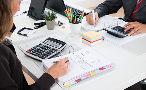 ?？谧怨镜刂匪璨牧?></p><h3>?？谧怨镜刂匪璨牧?/h3><p>在辦理公司注冊時，圍繞?？谧怨镜刂芬螅ǔＰ枰獪蕚湟韵虏牧希?/p><p>1. 房產證明材料</p><p>如房產證復印件，證明地址的合法性與產權歸屬。</p><p>2. 租賃合同</p><p>如果是租賃辦公場所，需要提供正式的租賃合同，且合同信息需與注冊地址一致。</p><p>3. 產權人身份證明</p><p>用于核實房屋所有權人信息。</p><p>4. 場地使用證明</p><p>部分情況下，需要物業(yè)或相關部門出具場地使用證明。</p><p>5. 園區(qū)入駐協(xié)議(如適用)</p><p>如果使用掛靠地址，則需提供園區(qū)或孵化器的入駐協(xié)議。</p><p>不同類型的地址，在材料準備上會有所差異。因此，在準備資料時，應結合實際情況嚴格對照?？谧怨镜刂芬螅_保材料齊全、信息一致，從而提高注冊通過率。</p><h3>?？谧怨镜刂烦Ｒ婎愋图斑x擇建議</h3><p>在實際操作中，如何選擇符合?？谧怨镜刂芬蟮淖缘刂?，是很多創(chuàng)業(yè)者關心的問題。以下是幾種常見類型的對比分析：</p><p>1. 寫字樓地址(推薦指數(shù)高)</p><p>優(yōu)點是正規(guī)、穩(wěn)定，適合大多數(shù)行業(yè);缺點是租金較高。</p><p>適合：傳統(tǒng)企業(yè)、服務型公司。</p><p>2. 住宅地址(政策限制較多)</p><p>優(yōu)點是成本低;缺點是審核嚴格，部分行業(yè)無法使用。</p><p>適合：小型創(chuàng)業(yè)者或個體經營。</p><p>3. 園區(qū)掛靠地址(性價比高)</p><p>優(yōu)點是費用低、辦理方便，且符合海口注冊公司地址要求;缺點是部分行業(yè)可能有限制。</p><p>適合：電商、咨詢、科技類公司。</p><p>4. 共享辦公地址</p><p>近年來逐漸流行，既滿足辦公需求，又符合注冊地址要求。</p><p>適合：初創(chuàng)團隊、靈活辦公企業(yè)。</p><p>因此，在選擇注冊地址時，建議根據企業(yè)規(guī)模、行業(yè)屬性及預算進行綜合判斷，確保所選地址既符合?？谧怨镜刂芬螅钟欣谄髽I(yè)長期發(fā)展。</p><h3>總結</h3><p>綜上所述，?？谧怨镜刂芬蟛粌H涉及地址類型、材料準備，還關系到企業(yè)后續(xù)的合規(guī)運營。無論是選擇商用地址、住宅地址還是園區(qū)掛靠地址，都必須確保真實、合法、可核查。同時，合理準備相關材料，能夠有效提高工商審核通過率，減少不必要的時間成本。</p><p>對于沒有經驗的創(chuàng)業(yè)者來說，理解?？谧怨镜刂芬蟛⒉蝗菀?，如果操作不當，還可能影響公司正常注冊。因此，如果您對?？谧怨镜刂芬笕杂幸蓡枺蛳Ｍ焖?、高效完成公司注冊，建議隨時咨詢專業(yè)機構?？阢茣?，獲取一對一指導與全流程服務支持，讓創(chuàng)業(yè)之路更加順暢高效。</p><div   id=