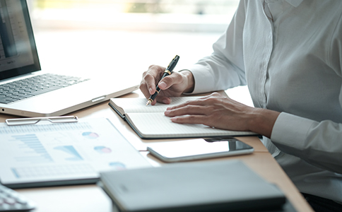 ?？诓惋嫻咀运璨牧?></p><h3>海口餐飲公司注冊所需材料</h3><p>為了順利辦理，創(chuàng)業(yè)者需提前準(zhǔn)備相關(guān)資料。圍繞?？诓惋嫻咀詶l件，主要材料包括：</p><p>- 公司名稱預(yù)先核準(zhǔn)通知書</p><p>- 股東及法人身份證明</p><p>- 公司章程</p><p>- 注冊地址證明(租賃合同或產(chǎn)權(quán)證明)</p><p>- 餐飲場所平面布局圖</p><p>- 食品安全管理制度文件</p><p>- 設(shè)備及設(shè)施清單</p><p>這些材料不僅用于工商注冊，還涉及食品經(jīng)營許可審批，因此必須確保真實、完整，以符合海口餐飲公司注冊條件。</p><h3>?？诓惋嫻咀再M(fèi)用分析</h3><p>在關(guān)注?？诓惋嫻咀詶l件的同時，費(fèi)用問題也是創(chuàng)業(yè)者關(guān)心的重點(diǎn)。一般來說，費(fèi)用主要包括：</p><p>首先是工商注冊費(fèi)用，目前大部分地區(qū)已實現(xiàn)免費(fèi)注冊，但代理服務(wù)會產(chǎn)生一定費(fèi)用。</p><p>其次是刻章費(fèi)用，通常在300-800元之間。</p><p>再者是食品經(jīng)營許可證辦理費(fèi)用，部分地區(qū)需繳納一定審核或檢測費(fèi)用。</p><p>此外是場地租賃費(fèi)用，這是餐飲企業(yè)的主要成本之一。</p><p>最后是代理服務(wù)費(fèi)用。如果委托專業(yè)機(jī)構(gòu)辦理注冊及許可，費(fèi)用通常在2000-5000元不等。</p><p>總體來看，合理規(guī)劃費(fèi)用，有助于企業(yè)更好滿足?？诓惋嫻咀詶l件并順利開展業(yè)務(wù)。</p><h3>選擇代理機(jī)構(gòu)辦理的優(yōu)勢</h3><p>對于初次創(chuàng)業(yè)者來說，餐飲公司注冊涉及多個部門和復(fù)雜流程，選擇專業(yè)機(jī)構(gòu)辦理更為高效。結(jié)合?？诓惋嫻咀詶l件，其優(yōu)勢主要體現(xiàn)在：</p><p>首先是熟悉政策。代理機(jī)構(gòu)對當(dāng)?shù)卣呒皩徟蠓浅Ａ私猓軌蚩焖倥袛嗍欠穹蠗l件。</p><p>其次是提高通過率。在食品經(jīng)營許可等關(guān)鍵環(huán)節(jié)，專業(yè)人員可指導(dǎo)材料準(zhǔn)備，避免反復(fù)修改。</p><p>再者是節(jié)省時間。無需多次往返辦理，大幅提升注冊效率。</p><p>此外是服務(wù)全面。代理機(jī)構(gòu)通常提供注冊、許可證辦理及后續(xù)財稅服務(wù)一體化支持。</p><p>因此，選擇專業(yè)機(jī)構(gòu)可以幫助企業(yè)更輕松滿足?？诓惋嫻咀詶l件并順利開業(yè)。</p><h3>總結(jié)</h3><p>總體而言，?？诓惋嫻咀詶l件涵蓋工商注冊、場地要求、行業(yè)許可及材料準(zhǔn)備等多個方面，尤其是食品經(jīng)營許可環(huán)節(jié)，對規(guī)范性要求較高。創(chuàng)業(yè)者在注冊前，應(yīng)充分了解相關(guān)政策，提前準(zhǔn)備資料，確保各項條件符合要求。</p><p>同時，在實際操作中，流程較為復(fù)雜，建議根據(jù)自身情況選擇合適的辦理方式。對于希望高效完成注冊的創(chuàng)業(yè)者來說，借助專業(yè)機(jī)構(gòu)是一個明智選擇。</p><p>如果您正計劃辦理相關(guān)業(yè)務(wù)，建議隨時咨詢海口泓灼會計，獲取專業(yè)、高效的一站式服務(wù)支持，助力企業(yè)順利完成注冊并快速進(jìn)入市場，實現(xiàn)穩(wěn)健發(fā)展。</p><div   id=