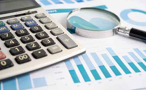 ?？诠咀粤鞒套钚鹿ヂ?></p><h3>海口公司注冊流程最新攻略詳細解析</h3><p>根據(jù)最新政策，?？诠咀粤鞒套钚鹿ヂ灾饕韵聨讉€步驟：</p><p>1. 公司名稱核準</p><p>創(chuàng)業(yè)者需要準備3-5個公司名稱進行核名，確保名稱符合規(guī)范且未被占用。建議名稱中體現(xiàn)行業(yè)特點，提高通過率。</p><p>2. 提交注冊資料</p><p>核名通過后，需在線提交公司注冊資料，包括股東信息、經(jīng)營范圍、注冊地址等。如今大部分流程可通過線上完成，操作更加便捷。</p><p>3. 領取營業(yè)執(zhí)照</p><p>審核通過后，一般3-5個工作日即可領取營業(yè)執(zhí)照，這也是企業(yè)合法經(jīng)營的重要憑證。</p><p>4. 刻制公司印章</p><p>包括公章、法人章、財務章等，需在公安備案機構刻制。</p><p>5. 銀行開戶</p><p>企業(yè)需選擇銀行開設基本賬戶，用于日常經(jīng)營資金往來。</p><p>6. 稅務登記及報到</p><p>企業(yè)成立后需及時完成稅務登記，核定稅種，確保后續(xù)正常報稅。</p><p>以上步驟構成了完整的?？诠咀粤鞒套钚鹿ヂ?，流程清晰且高效，適合各類創(chuàng)業(yè)者操作。</p><h3>?？诠咀运璨牧霞皸l件</h3><p>在了解?？诠咀粤鞒套钚鹿ヂ缘耐瑫r，準備齊全的材料同樣關鍵：</p><p>1. 注冊所需材料：</p><p>- 公司名稱(備選多個)</p><p>- 法人及股東身份證明</p><p>- 注冊地址證明(房產(chǎn)證或租賃合同)</p><p>- 公司章程</p><p>- 經(jīng)營范圍說明</p><p>2. 注冊基本條件：</p><p>- 至少一名股東或法人</p><p>- 明確的公司經(jīng)營范圍</p><p>- 合法有效的注冊地址</p><p>- 注冊資本認繳制(無需實繳)</p><p>準備齊全材料，可以有效提升審核效率，使海口公司注冊流程最新攻略順利推進。<br><img src=