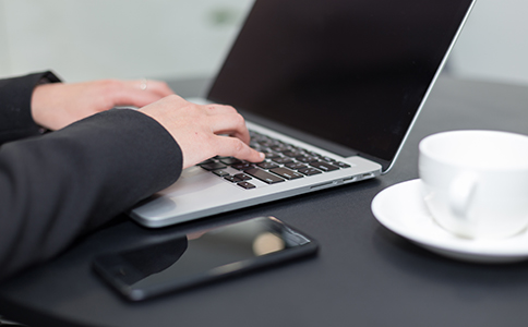 ?？诎卜拦咀?></p><h3>?？诎卜拦咀?詳細流程)</h3><p>想要明確?？诎卜拦驹趺醋?，首先需要了解具體辦理流程，整體步驟如下：</p><p>1. 公司名稱核準</p><p>在?？谧怨荆柘冗M行企業(yè)名稱預(yù)核準，建議準備3–5個備用名稱，提高通過率。</p><p>2. 提交注冊材料</p><p>根據(jù)海口安防公司注冊流程，需提交法人、股東信息、注冊地址證明、經(jīng)營范圍等資料。</p><p>3. 領(lǐng)取營業(yè)執(zhí)照</p><p>審核通過后，即可領(lǐng)取營業(yè)執(zhí)照，這是公司合法經(jīng)營的重要憑證。</p><p>4. 刻章備案</p><p>包括公章、財務(wù)章、法人章等，一般需在公安備案刻章點辦理。</p><p>5. 銀行開戶</p><p>公司成立后需開設(shè)基本賬戶，用于日常經(jīng)營資金往來。</p><p>6. 稅務(wù)登記</p><p>完成稅務(wù)登記并核定稅種，確保后續(xù)合法納稅。</p><p>通過以上步驟，基本完成?？诎卜拦咀粤鞒?，整體辦理周期一般為3–7個工作日(視具體情況而定)。</p><h3>海口安防公司注冊條件及材料</h3><p>在了解?？诎卜拦驹趺醋缘倪^程中，注冊條件和材料同樣重要。</p><p>一、注冊條件：</p><p>- 公司需有合法經(jīng)營地址</p><p>- 至少1名法人及股東</p><p>- 明確經(jīng)營范圍(如安防設(shè)備銷售、安裝服務(wù)等)</p><p>- 部分業(yè)務(wù)可能涉及資質(zhì)許可(如安防工程資質(zhì))</p><p>二、所需材料：</p><p>- 法人及股東身份證復(fù)印件</p><p>- 公司名稱及經(jīng)營范圍</p><p>- 注冊地址證明(租賃合同或產(chǎn)權(quán)證明)</p><p>- 公司章程</p><p>- 出資比例說明</p><p>這些材料是辦理?？诎卜拦咀缘幕A(chǔ)，準備齊全可以有效提高審核效率。<br><img src=