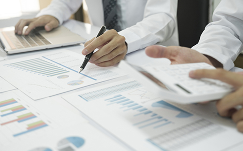 ?？谧匀壗ㄖ玖鞒?></p><h3>?？谧匀壗ㄖ玖鞒淘斀?/h3><p>想要順利完成?？谧匀壗ㄖ玖鞒?，需要按照規(guī)范步驟逐步推進，具體如下：</p><p>1. 公司名稱核準</p><p>首先需要準備3-5個公司名稱進行核名，確保名稱符合規(guī)范且未被占用。一般建議包含“建筑工程”“建設工程”等行業(yè)關鍵詞，提高通過率。</p><p>2. 提交注冊材料</p><p>在核名通過后，需要向市場監(jiān)督管理部門提交注冊申請，包括法人、股東信息、注冊資本、經營范圍等內容。</p><p>3. 領取營業(yè)執(zhí)照</p><p>材料審核通過后，即可領取營業(yè)執(zhí)照，這是公司合法經營的基礎。</p><p>4. 刻章備案</p><p>領取執(zhí)照后需刻制公司印章，包括公章、財務章、法人章等，并進行備案。</p><p>5. 銀行開戶</p><p>開設公司基本賬戶，用于日常資金往來。</p><p>6. 稅務登記</p><p>到稅務部門進行登記，核定稅種，并按規(guī)定進行后續(xù)報稅。</p><p>7. 申請建筑資質(三級)</p><p>完成工商注冊后，還需申請三級建筑資質，這是承接工程項目的重要門檻。</p><p>整體來看，?？谧匀壗ㄖ玖鞒躺婕肮ど套耘c資質辦理兩個階段，建議合理安排時間，提高效率。<br><img src=