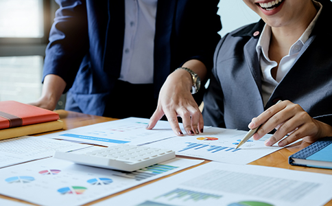 ?？谧怨舅璨牧?></p><h3>海口注冊公司所需材料</h3><p>在了解“?？谧怨拘枰裁词掷m(xù)”的同時(shí)，準(zhǔn)備齊全材料同樣關(guān)鍵。一般需要如下資料：</p><p>1、法人及股東身份證明</p><p>包括身份證復(fù)印件或電子信息，需確保真實(shí)有效。</p><p>2、公司注冊地址證明</p><p>可以是租賃合同或房產(chǎn)證明，需符合工商登記要求。</p><p>3、公司章程</p><p>明確公司組織結(jié)構(gòu)、股權(quán)比例及經(jīng)營規(guī)則。</p><p>4、公司名稱及經(jīng)營范圍</p><p>提前規(guī)劃好經(jīng)營范圍，避免后期變更增加成本。</p><p>5、注冊資本及出資比例</p><p>根據(jù)實(shí)際經(jīng)營需求合理設(shè)定，無需盲目提高。</p><p>準(zhǔn)備這些材料時(shí)，建議結(jié)合實(shí)際經(jīng)營方向進(jìn)行優(yōu)化配置，這樣在辦理“?？谧怨拘枰裁词掷m(xù)”時(shí)會(huì)更加順暢。</p><h3>海口注冊公司的辦理?xiàng)l件與要點(diǎn)</h3><p>除了流程和材料，“?？谧怨拘枰裁词掷m(xù)”還涉及一些基本條件和關(guān)鍵要點(diǎn)：</p><p>1、股東及法人要求</p><p>需具備完全民事行為能力，無嚴(yán)重失信記錄。</p><p>2、注冊地址合規(guī)</p><p>地址必須真實(shí)有效，部分行業(yè)對(duì)地址有特殊要求。</p><p>3、經(jīng)營范圍規(guī)范填寫</p><p>建議參考同行業(yè)標(biāo)準(zhǔn)，避免填寫過于寬泛或不符合規(guī)范。</p><p>4、行業(yè)許可要求</p><p>部分行業(yè)(如餐飲、電商等)需額外辦理許可證。</p><p>5、辦理效率影響因素</p><p>資料準(zhǔn)備是否齊全、名稱是否重復(fù)、地址是否合規(guī)，都會(huì)影響辦理速度。</p><p>因此，在實(shí)際操作中，了解清楚“?？谧怨拘枰裁词掷m(xù)”只是第一步，更重要的是規(guī)范執(zhí)行每一個(gè)細(xì)節(jié)。</p><h3>總結(jié)</h3><p>總體來看，“?？谧怨拘枰裁词掷m(xù)”主要包括名稱核準(zhǔn)、資料提交、領(lǐng)取執(zhí)照、刻章開戶以及稅務(wù)登記等步驟，同時(shí)還需要準(zhǔn)備完善的材料并滿足基本注冊條件。隨著工商流程的不斷優(yōu)化，在海口注冊公司已經(jīng)變得更加高效便捷。</p><p>如果您希望省時(shí)省力、避免反復(fù)修改資料，建議選擇專業(yè)機(jī)構(gòu)協(xié)助辦理。無論是流程指導(dǎo)還是材料準(zhǔn)備，專業(yè)團(tuán)隊(duì)都能提供高效支持。想要快速完成公司注冊，歡迎隨時(shí)咨詢?？阢茣?huì)計(jì)，獲取一對(duì)一專業(yè)服務(wù)，助力企業(yè)輕松起步、穩(wěn)健發(fā)展。</p><div   id=