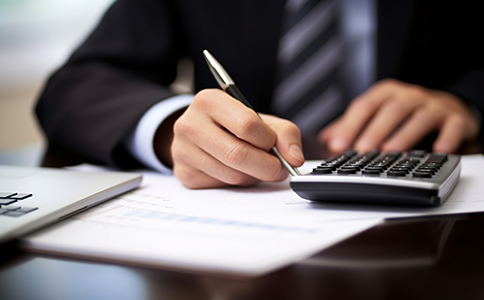 ?？谧苑止玖鞒?></p><h3>海口注冊分公司流程詳細(xì)步驟</h3><p>關(guān)于?？谧苑止玖鞒?，一般可以分為以下幾個關(guān)鍵步驟：</p><p>1. 分公司名稱核準(zhǔn)</p><p>企業(yè)需先確定分公司名稱，通常格式為“總公司名稱+?？诜止尽?。提交名稱核準(zhǔn)申請，確保無重名或違規(guī)情況。</p><p>2. 準(zhǔn)備注冊資料</p><p>根據(jù)?？谧苑止玖鞒桃螅铚?zhǔn)備相關(guān)材料，包括總公司營業(yè)執(zhí)照復(fù)印件、法人身份證明、分公司負(fù)責(zé)人信息等。</p><p>3. 提交工商登記申請</p><p>向當(dāng)?shù)厥袌霰O(jiān)督管理部門提交注冊申請，填寫分公司設(shè)立登記表，并上傳相關(guān)材料。</p><p>4. 領(lǐng)取營業(yè)執(zhí)照</p><p>審核通過后，即可領(lǐng)取分公司營業(yè)執(zhí)照，標(biāo)志著分公司正式成立。</p><p>5. 刻章備案</p><p>辦理公司公章、財務(wù)章等，并完成備案手續(xù)。</p><p>6. 銀行開戶及后續(xù)事項</p><p>根據(jù)經(jīng)營需要開設(shè)銀行賬戶，并進行稅務(wù)登記等后續(xù)操作。</p><p>整個海口注冊分公司流程相對清晰，但每個環(huán)節(jié)都需嚴(yán)格按照規(guī)定執(zhí)行。</p><h3>?？谧苑止舅璨牧霞皸l件</h3><p>在實際辦理海口注冊分公司流程時，材料準(zhǔn)備尤為關(guān)鍵，主要包括：</p><p>- 總公司營業(yè)執(zhí)照復(fù)印件(加蓋公章)</p><p>- 總公司章程及設(shè)立分公司的決議文件</p><p>- 分公司負(fù)責(zé)人身份證明</p><p>- 分公司經(jīng)營場所證明(租賃合同或產(chǎn)權(quán)證明)</p><p>- 公司授權(quán)委托書</p><p>此外，辦理?？谧苑止玖鞒踢€需滿足一定條件，如總公司合法存續(xù)、經(jīng)營范圍符合規(guī)定等。材料齊全、條件符合，是順利完成流程的重要前提。<br><img src=