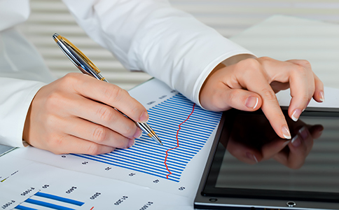 ?？诠咀?></p><h3>?？诠咀匝a充信息：時間與費用參考</h3><p>除了流程和材料外，很多創(chuàng)業(yè)者還關心辦理周期與成本問題：</p><p>- 辦理時間：一般3-7個工作日可完成注冊</p><p>- 費用情況：</p><p>- 自行辦理：僅需刻章及少量工本費</p><p>- 代辦服務：根據服務內容不同，費用有所差異</p><p>選擇專業(yè)機構代辦，能夠有效提升?？诠咀粤鞒毯筒牧蠝蕚涞臏蚀_性，節(jié)省時間成本。</p><h3>海口公司注冊的實用建議</h3><p>為了提升注冊成功率，在實際操作中建議注意以下幾點：</p><p>- 提前規(guī)劃經營范圍，避免頻繁變更</p><p>- 注冊地址必須真實合規(guī)</p><p>- 材料填寫需統一規(guī)范，避免信息沖突</p><p>- 若不熟悉流程，可考慮專業(yè)代辦服務</p><p>這些細節(jié)往往是影響海口公司注冊流程和材料審核效率的關鍵因素。</p><h3>總結</h3><p>總體來看，海口公司注冊流程和材料并不復雜，但對細節(jié)要求較高。只要按照規(guī)范流程操作，并準備齊全資料，大多數企業(yè)都可以順利完成注冊。對于初創(chuàng)者而言，合理規(guī)劃流程、精準準備材料，是提升效率的核心關鍵。</p><p>如果您希望更加省時省力地完成注冊，建議選擇專業(yè)機構協助辦理。如有需要，可隨時咨詢海口泓灼會計，獲取專業(yè)、高效的一站式公司注冊服務支持，助力企業(yè)快速落地發(fā)展。</p><div   id=